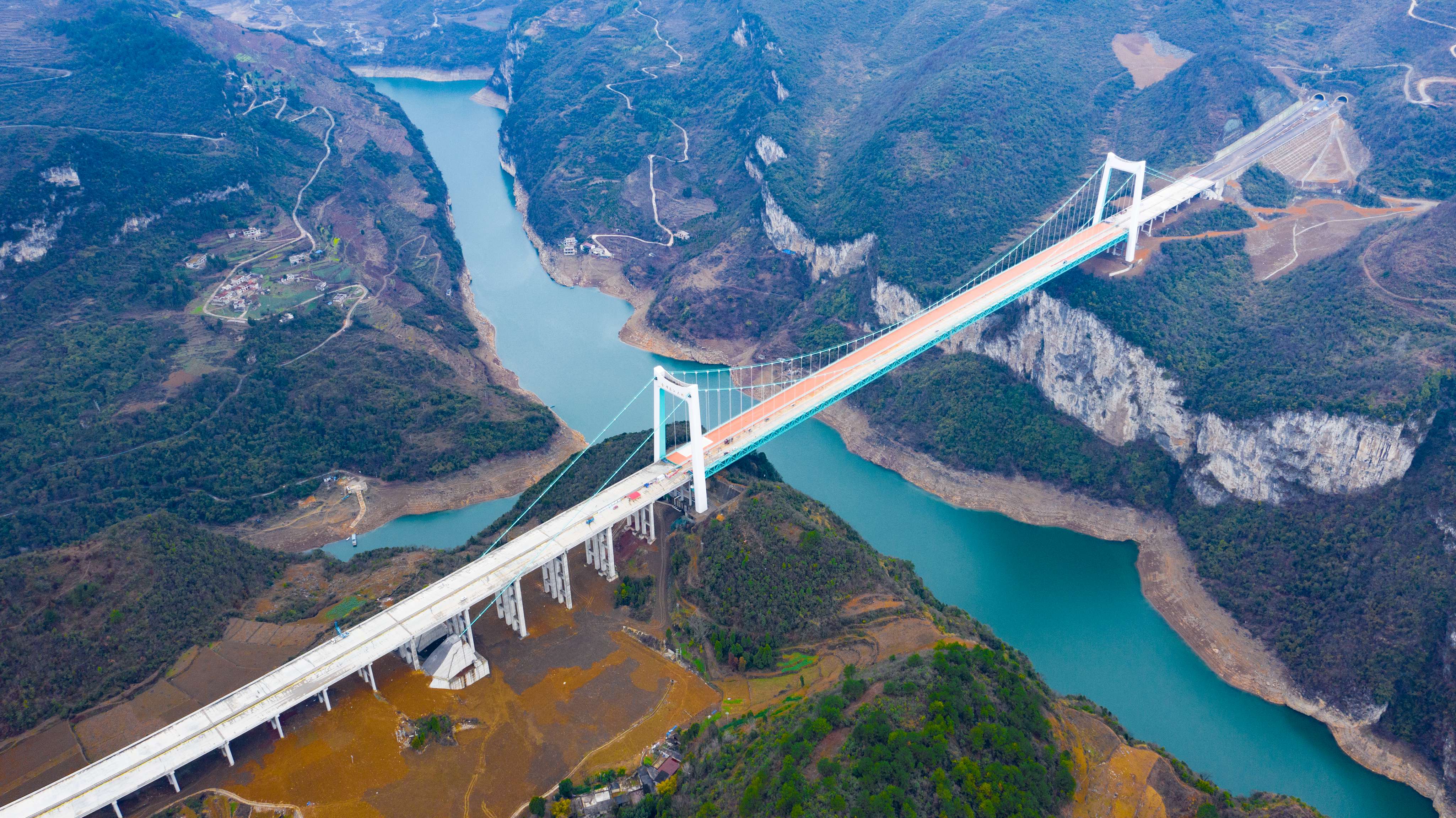 DJI_0765---貴（陽(yáng)）經(jīng)金（沙）至古（藺）高速公路金烽烏江大橋。貴州日?qǐng)?bào)天眼新聞?dòng)浾? 聞雙攝.JPG