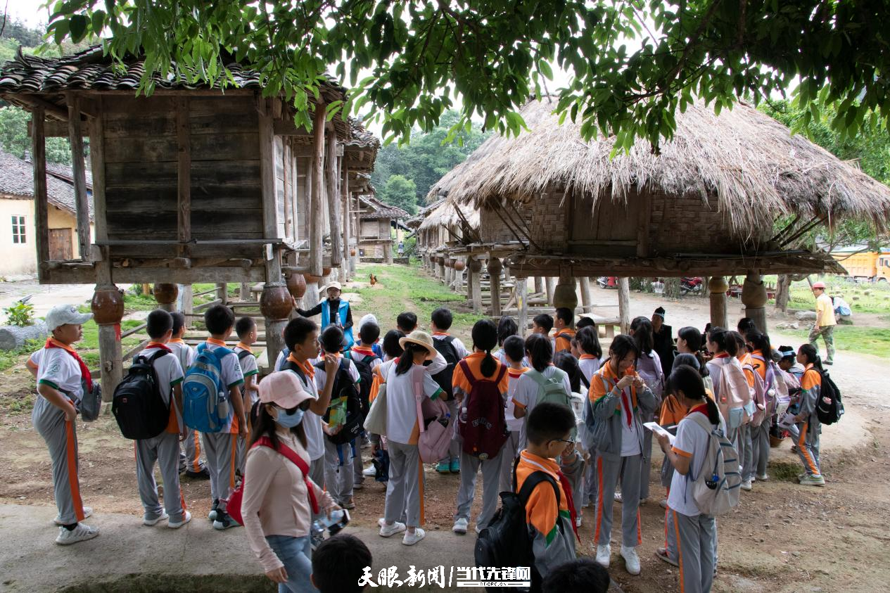 研學(xué)團隊走進荔波瑤山古寨.png