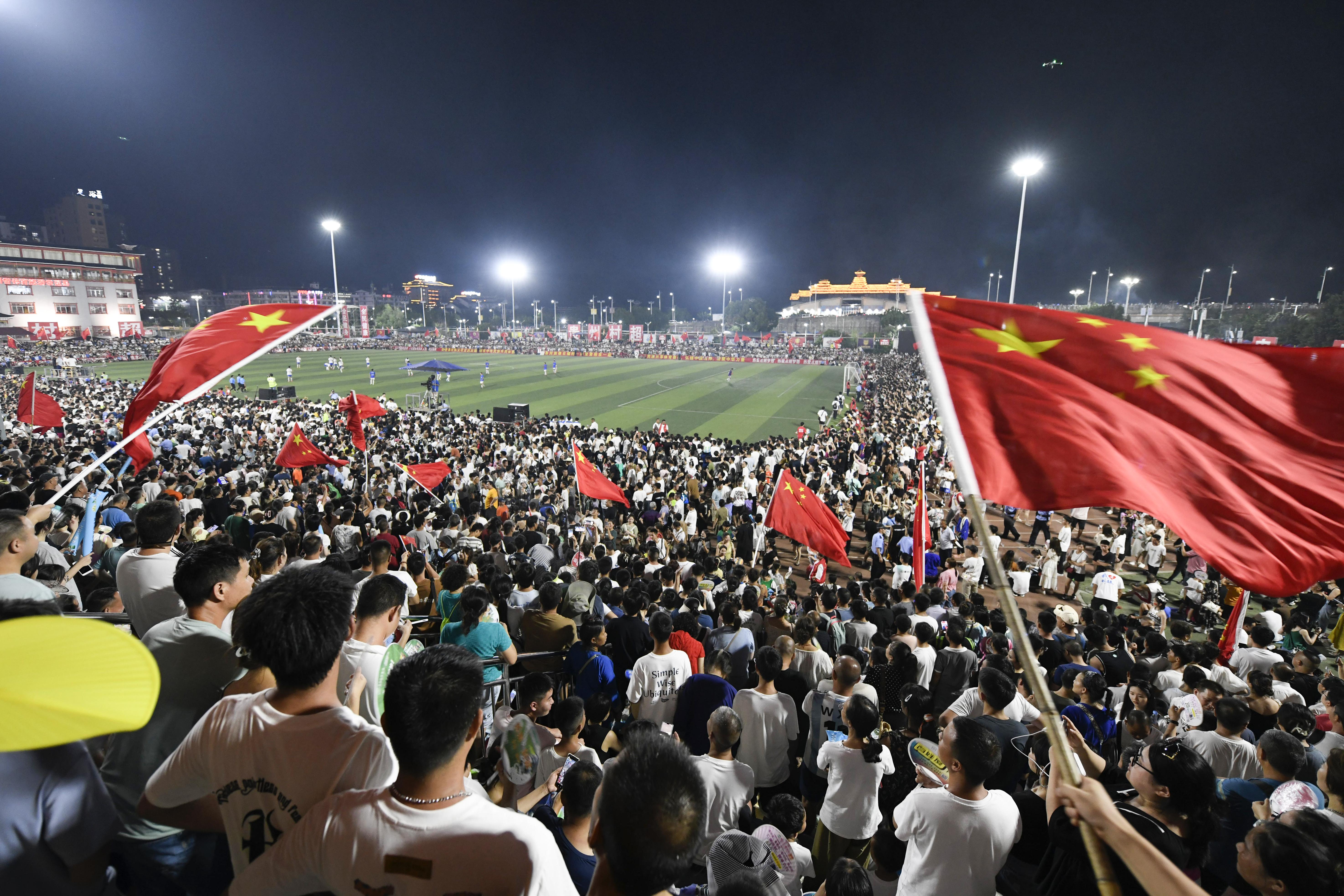2023年7月29日，球迷在貴州省黔東南苗族侗族自治州榕江縣體育場(chǎng)觀看村超足球比賽。王超.JPG