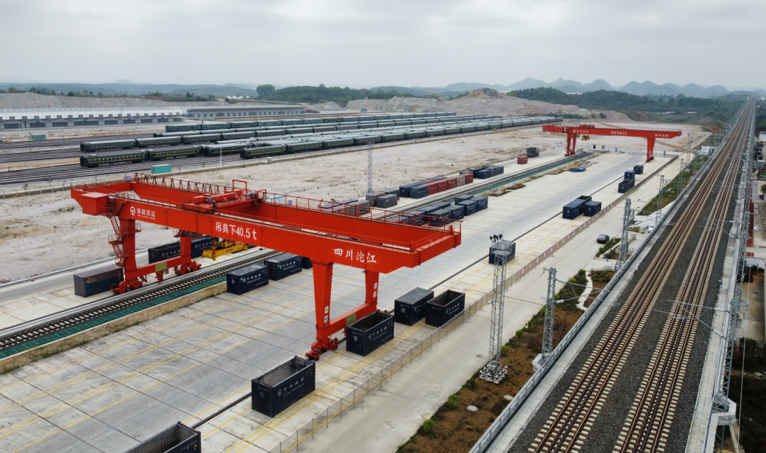 dji_fly_20240406------湖潮貨運(yùn)站位于貴陽樞紐西南角，銜接川黔、黔桂、滬昆等干線，承擔(dān)貴昆至湖林支線客貨到發(fā)和調(diào)車作業(yè)。貴州日?qǐng)?bào)天眼新聞?dòng)浾?杜朋城 攝影.jpg